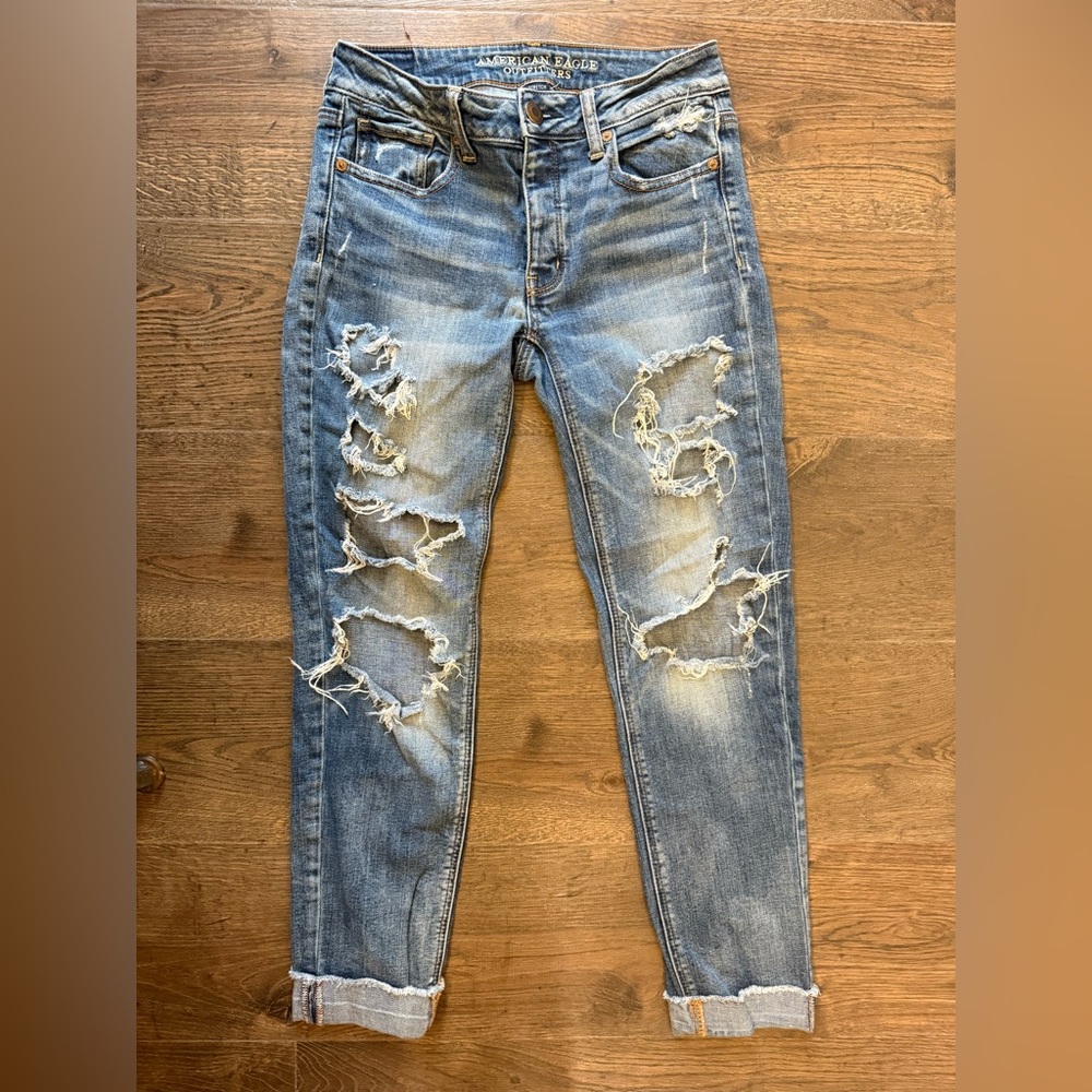 American Eagle tomgirl distressed crop jean